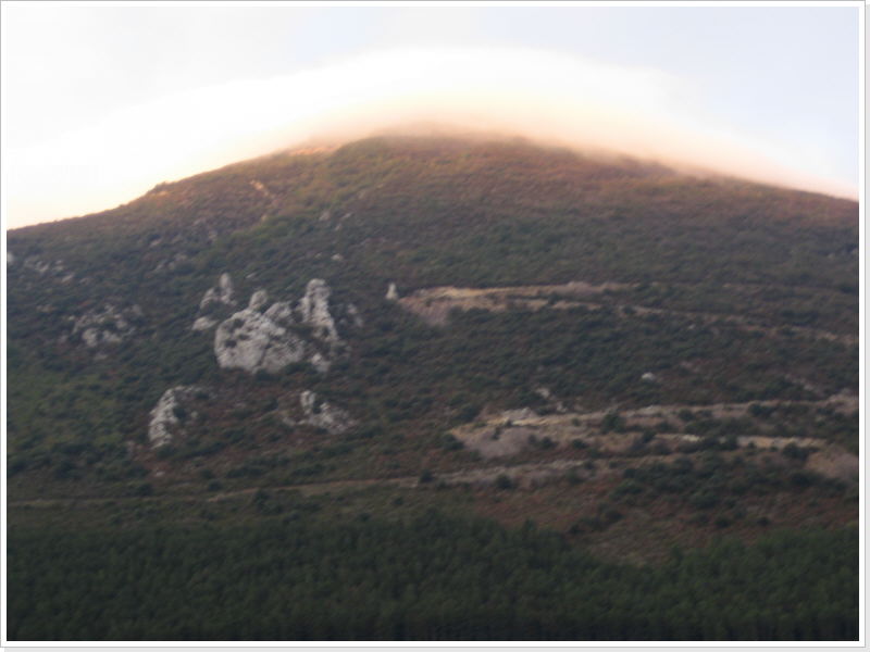 wolkenverhüllter Monte Higa im Sonnenaufgang